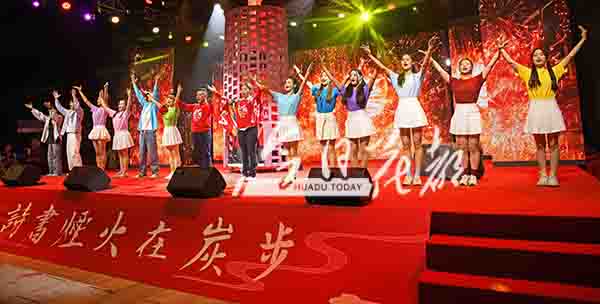 “塱”月当空灯如昼村晚欢腾春意浓