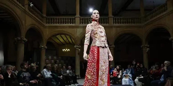 葡京
非遗“钉金绣裙褂”   惊艳西班牙