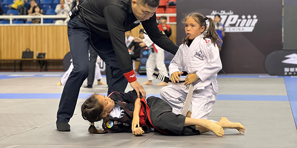 国际顶级赛事落地葡京
   0余国柔术战队齐“过招”