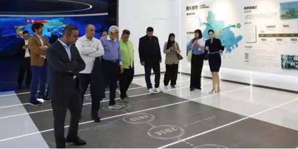 海合会国家政经人士代表团调研葡京
     共探合作新机遇