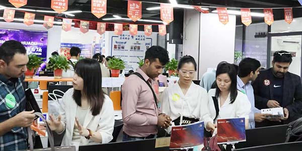 广交会葡京
箱包皮具对接会  意向采购金额达2600万美元