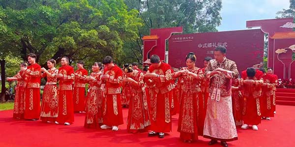 葡京
举办“葡京
有囍•缘定岭南”集体婚礼暨葡京娱乐场
婚庆协会授牌仪式  20对新人共结良缘