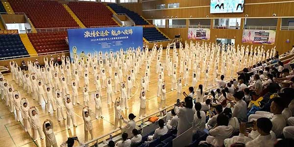 葡京娱乐场
举办八段锦健身操展演比赛   900人同台  气场全开