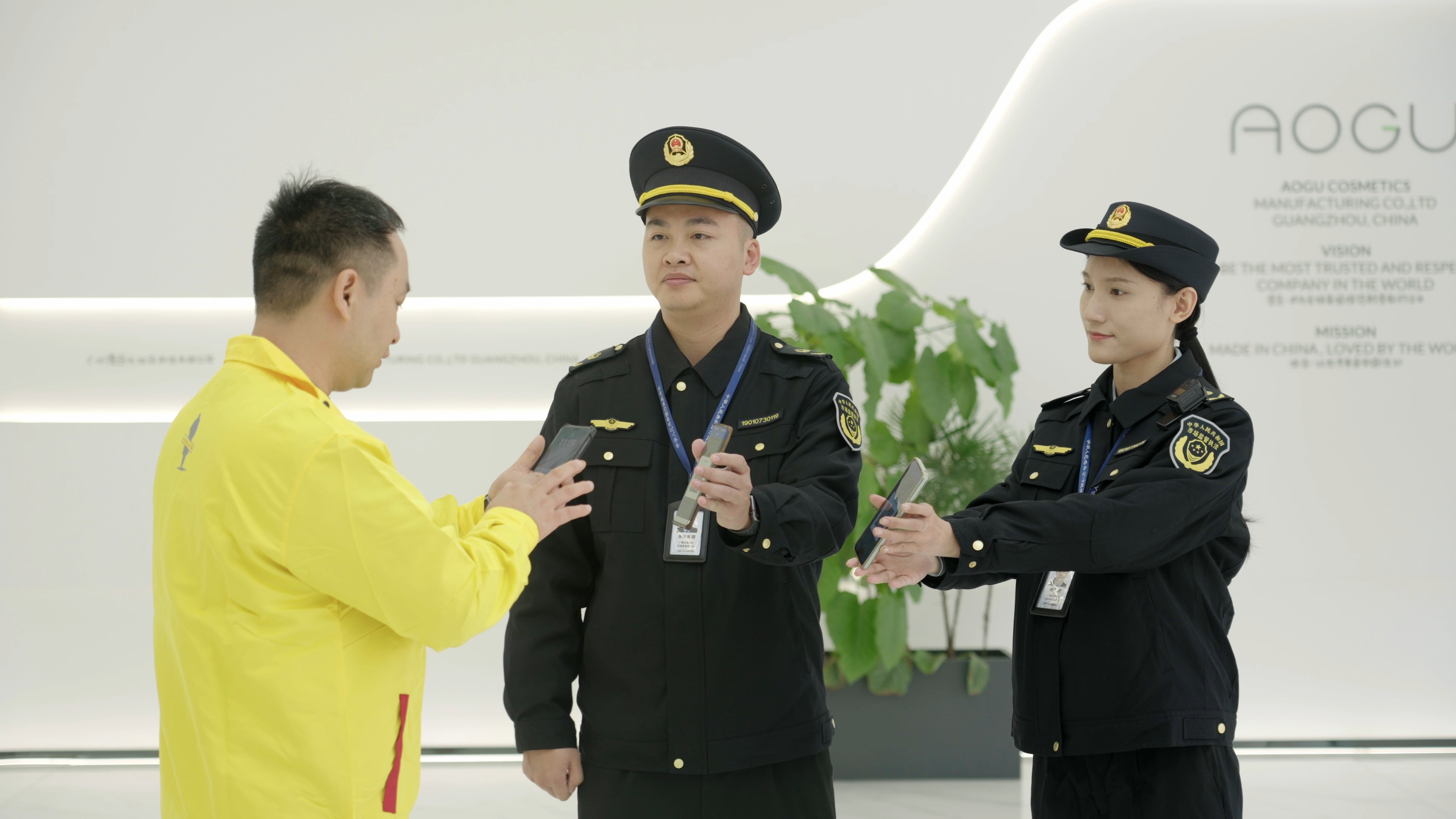 葡京娱乐场
新华街综合执法办到辖区企业开展执法检查出示“电子执法照码”.jpg